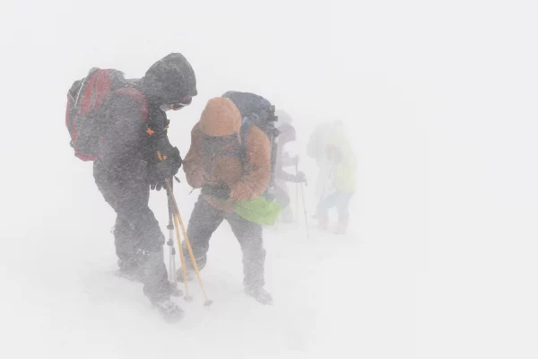 Randonneurs pris dans une tempête de neige