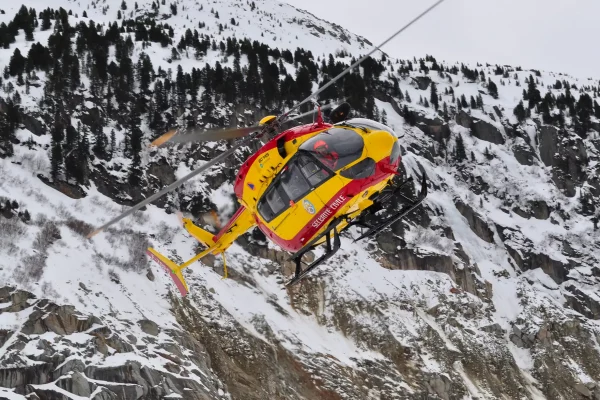 Hélicoptère secours en montagne