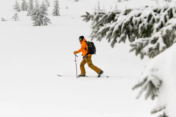 Skieur de rando sur du plat