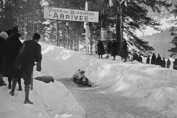 Le 3 février 1924, l'équipe de Belgique dévale la piste de bobsleigh.