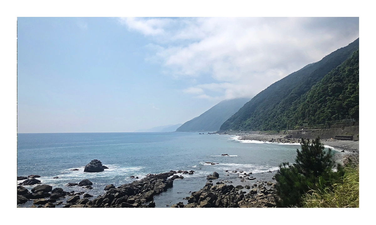 Shikoku route entre les falaises escarpées et la mer.