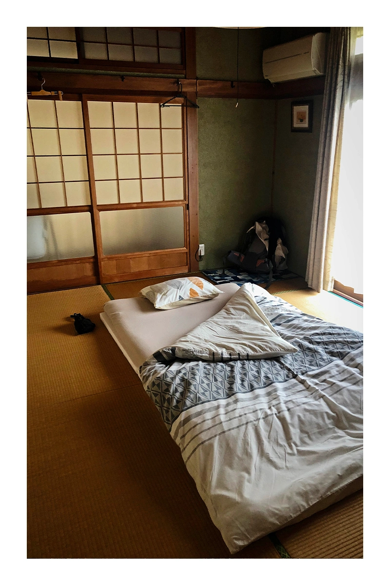 Dans les auberges, les henro font l’expérience de l’exceptioonnelle hospitalité Japonaise.