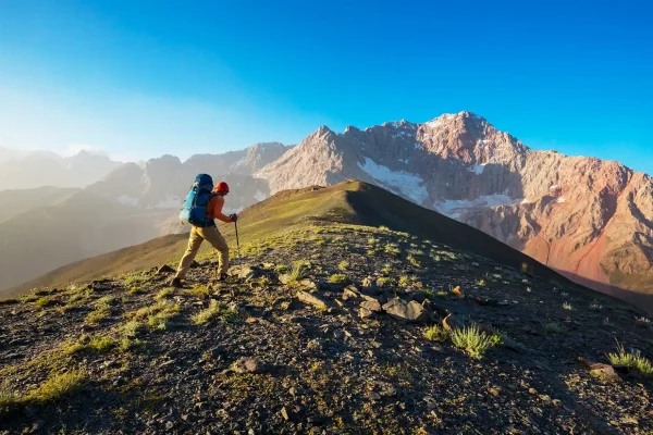 Randonneur dans le massif du Pamir