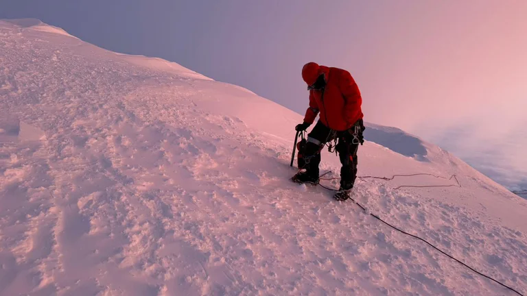 Muhammad Illaham Ishak fait une pause lors ascension du Denali.