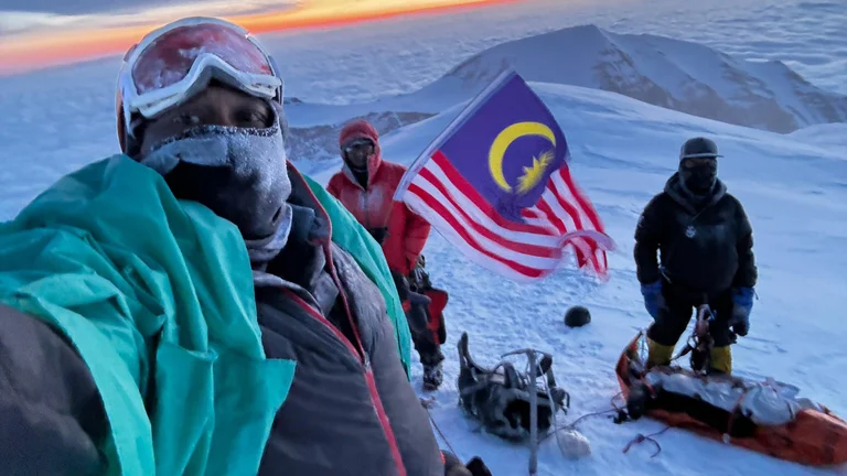 Zainudin Lot, Illaham Ishak et Bin Yusof au sommet de Denali.