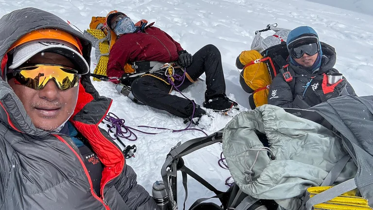 Les grimpeurs malaisiens Zainudin Lot, Muhammad Illaham Ishak et Zulkifili Bin Yusof (de gauche à droite) sur les pentes du Denali.