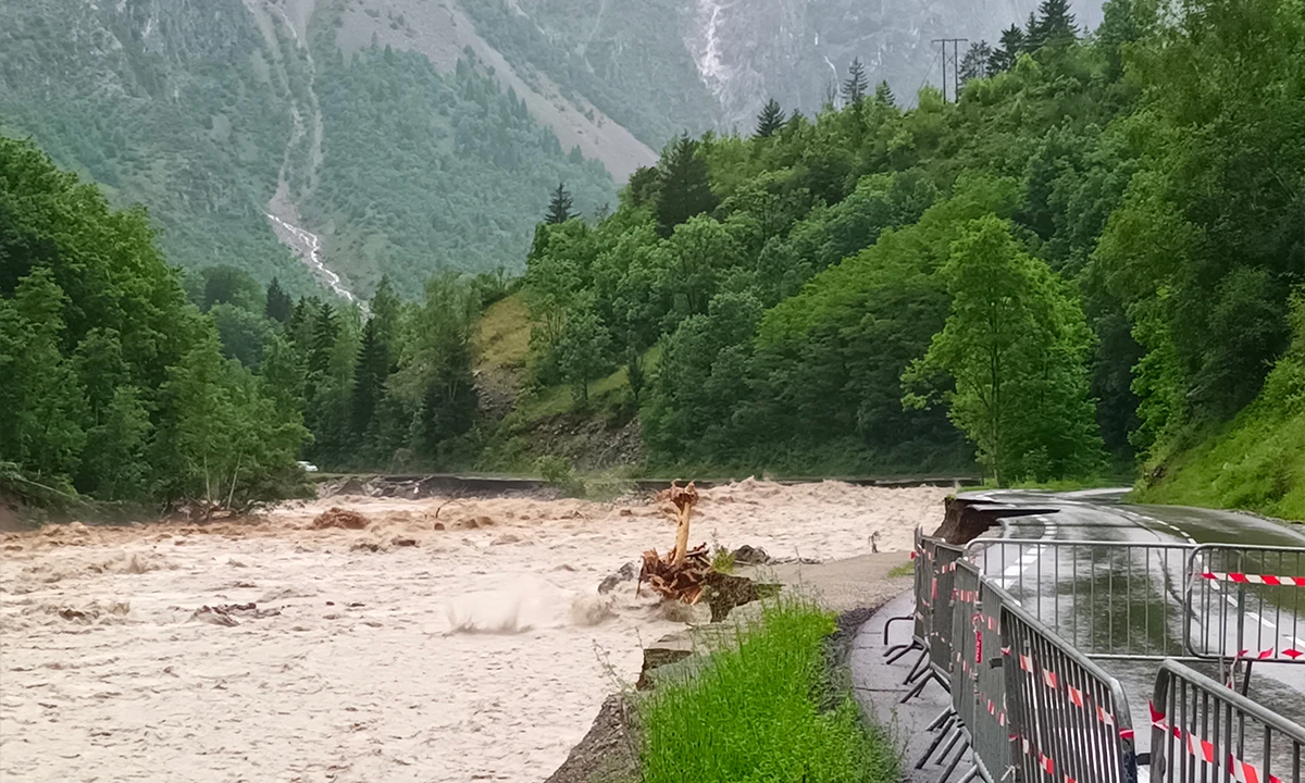 La route D530 en direction de Bourg d'Oisans, au bord du Vénéon