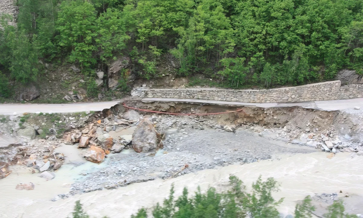 La route au bord du Vénéon