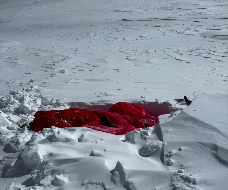 L'abri en neige dans lequel Zulkifili Bin Yusof et Zainudin Lot ont passé trois jours.