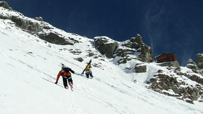 La cordée se dirige vers la cabane Solvay