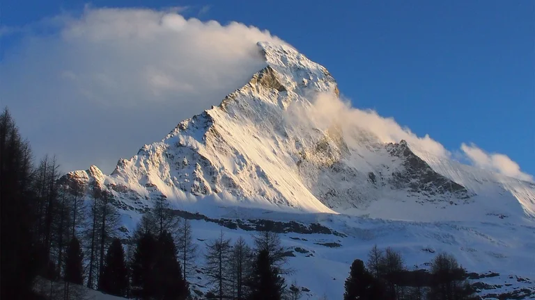 La face est du Cervin dans les nuages