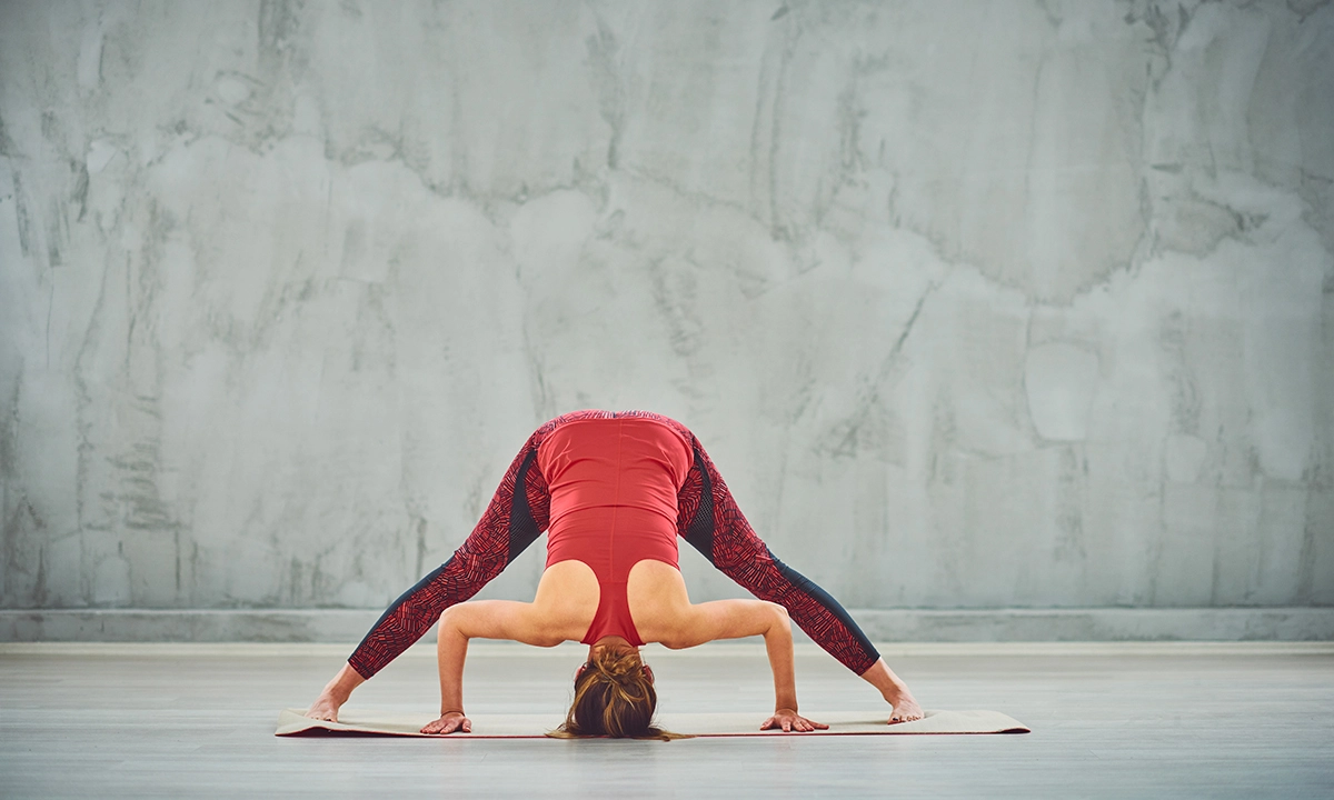 Flexion en avant debout pieds écartes