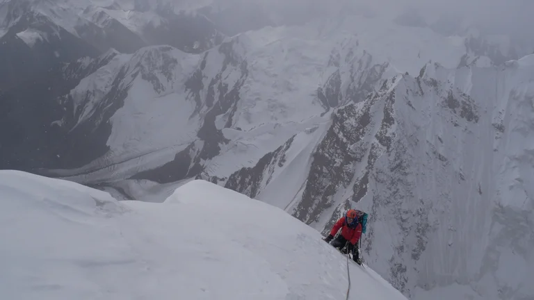 Victor Saunders et Mick Fowler ont dû faire face à une neige profonde à l'approche du sommet.