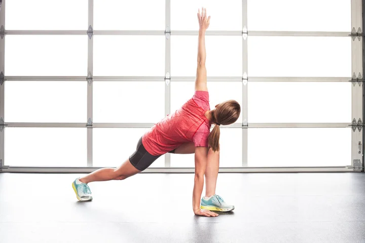 Posture du guerrier en torsion bras étirés