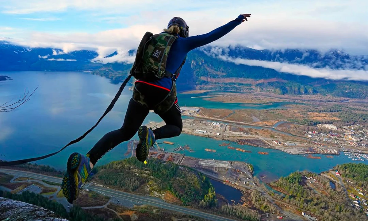 Alenka Mali BASE Jump