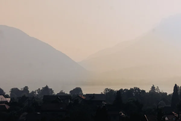 Pollution lac Annecy feu Canada Juin 2025
