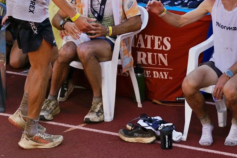 Kilian Jornet (à droite), assis aux côtés de ses NNormal Kjerag 2 après sa troisième place à la Western States 100 2025.