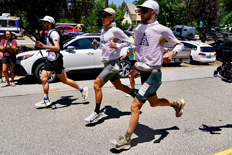 Caleb Olson (au premier plan) et son pacer Anthony Costales en route vers la victoire sur la Western States 100 2025, tous deux chaussés d’une paire de Nike Ultrafly 2 encore non commercialisée.