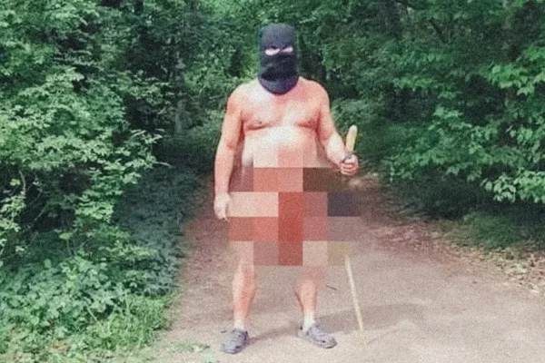 Le fantôme de Šaľa : nu, cagoulé et armé d’un sextoy, hante les sentiers des montagnes slovaques