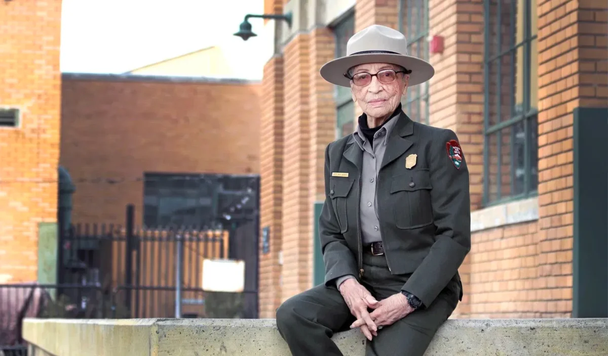 Betty Reid Soskin, devant le centre d’accueil du parc national Rosie the Riveter.