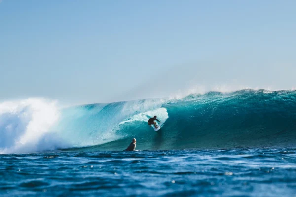 Caroline Marks sur la vague de Cloudbreak, aux Fidji, où se jouera le titre mondial 2025, le 18 août 2025.
