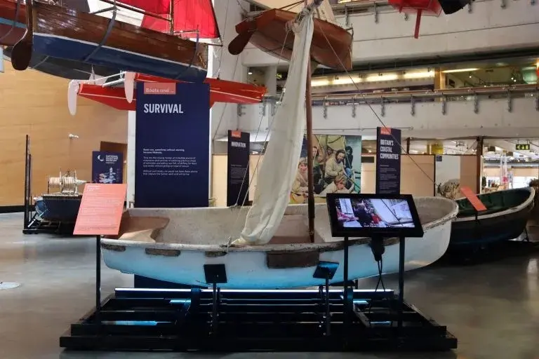 Ednamair, le canot pneumatique original en fibre de verre de neuf pieds, exposé au National Maritime Museum Cornwall.