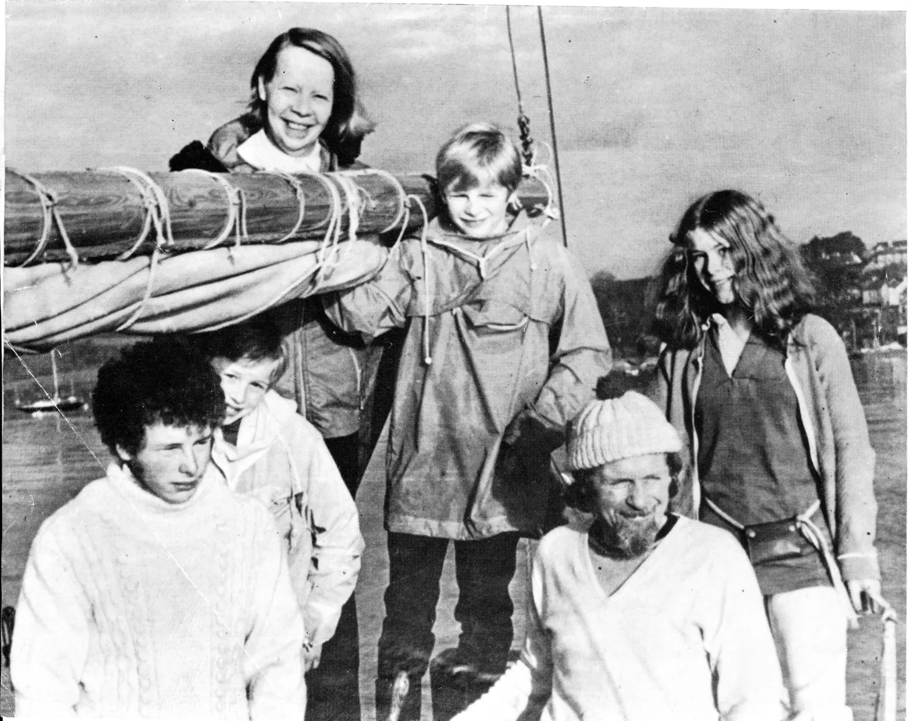 La famille Robertson à bord du Lucette à Falmouth avant le départ. Photographie tirée de « The Last Voyage of the Lucette » (Le dernier voyage du Lucette) de Douglas Robertson.
