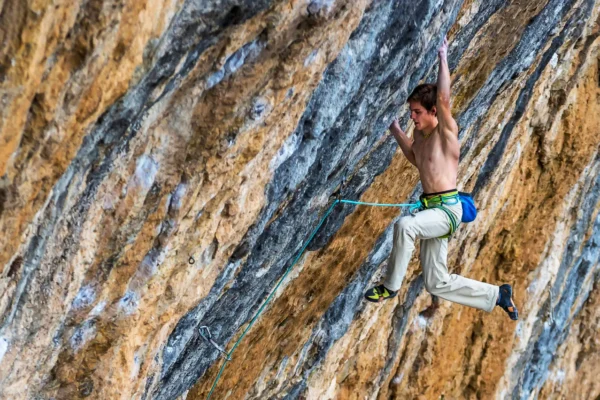 Domen Škofic dans Papichulo (9a+), à Oliana