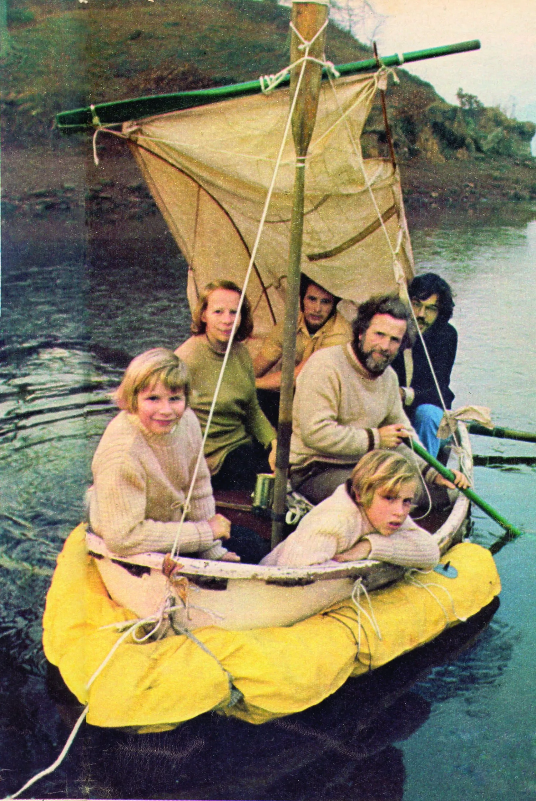 Une photo prise après le sauvetage pour montrer comment tout le monde a pu monter à bord de l'Ednamair. (Photo tirée de « The Last Voyage of the Lucette » de Douglas Robertson)