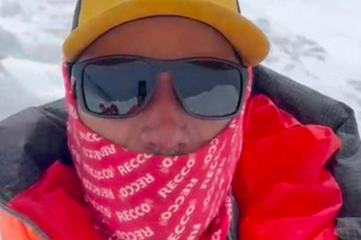 Ashok Lama attend l’arrivée de l’hélicoptère de secours sur l’Annapurna