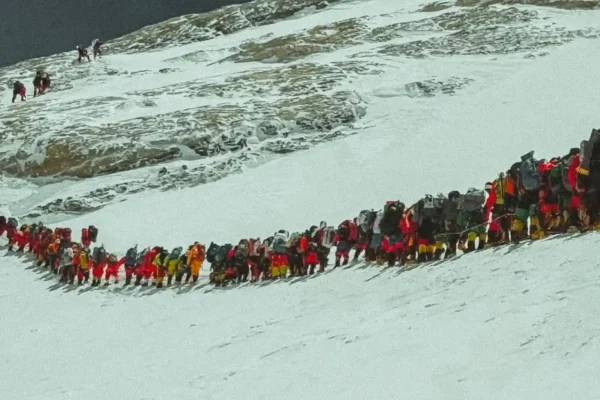 Une longue file d’alpinistes progressant, le 19 mai 2026, du camp III, à environ 7 200 mètres d’altitude, vers le camp IV, autour de 7 900 mètres, sur l’Everest (8 848,86 mètres).