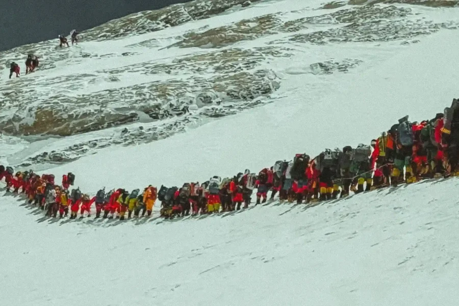 Une longue file d’alpinistes progressant, le 19 mai 2026, du camp III, à environ 7 200 mètres d’altitude, vers le camp IV, autour de 7 900 mètres, sur l’Everest (8 848,86 mètres).