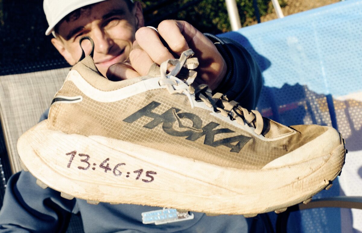 Vincent Bouillard, montre son prototype de la Hoka Tecton X avec lequel il a remporté la Western State 100 en juin 2026