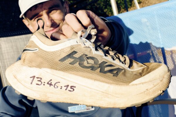 Vincent Bouillard, montre son prototype de la Hoka Tecton X avec lequel il a remporté la Western State 100 en juin 2026