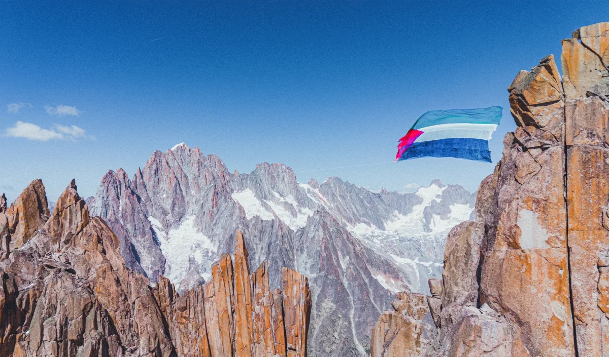 Drapeau palestinien de 540 m² entre le Grand Charmoz et le Grépon,