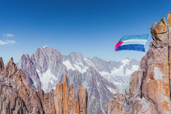 Drapeau palestinien de 540 m² entre le Grand Charmoz et le Grépon,