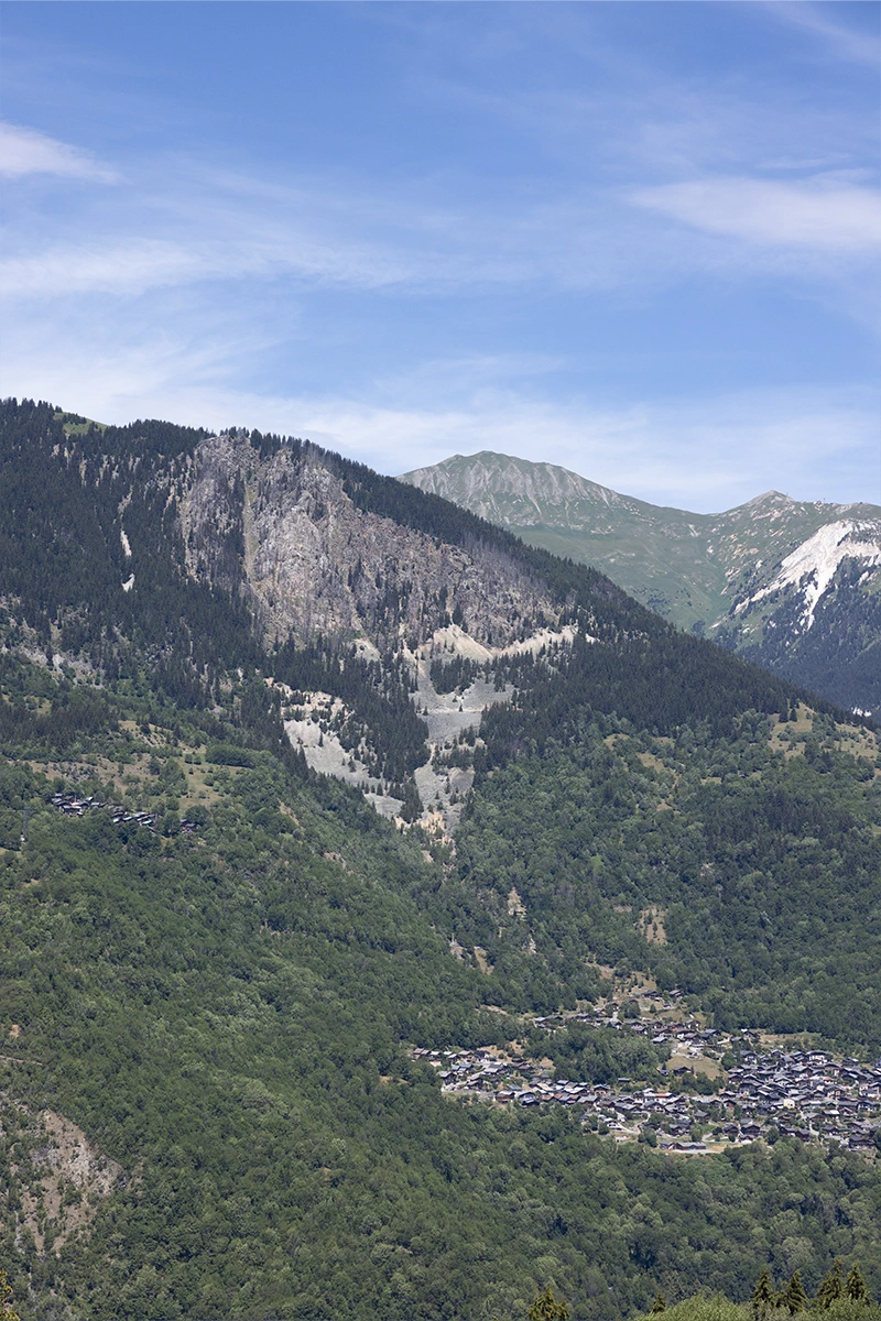 Au-dessus de Bozel et Villemartin, face à Courchevel, le versant de la Grande Roche porte encore les traces de l’incendie de juillet 2022.