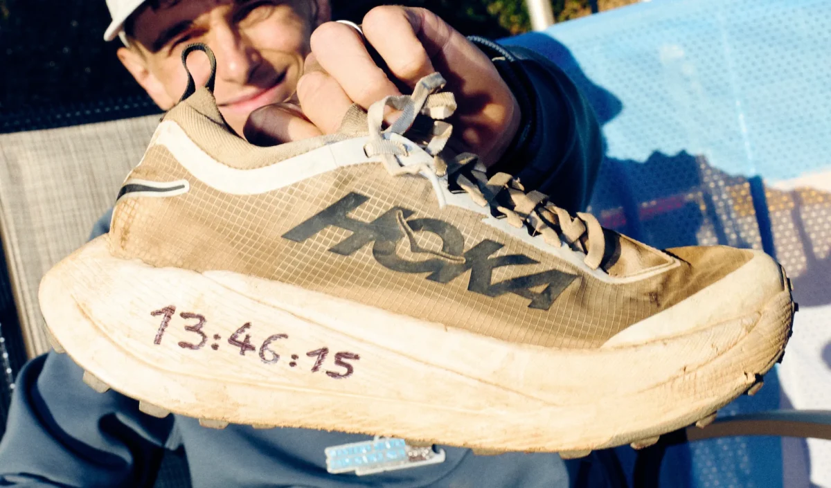 Vincent Bouillard, montre son prototype de la Hoka Tecton X avec lequel il a remporté la Western State 100 en juin 2026