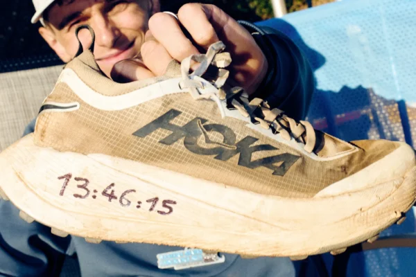 Vincent Bouillard, montre son prototype de la Hoka Tecton X avec lequel il a remporté la Western State 100 en juin 2026