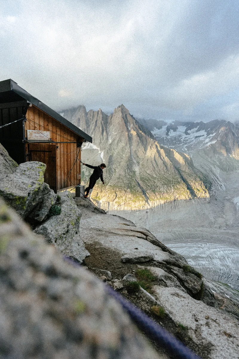 Le photographe Noa Barrau et l'alpiniste Jean Rouaux reproduise le célèbre cliché de Gaston Rebuffat su un gendarme sous l'aiguille du Roc prise par Georges Tairraz en 1953