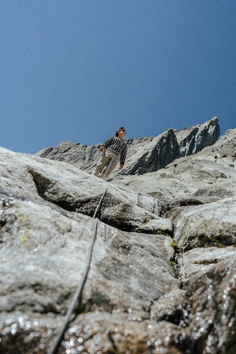Le photographe Noa Barrau et l'alpiniste Jean Rouaux reproduise le célèbre cliché de Gaston Rebuffat su un gendarme sous l'aiguille du Roc prise par Georges Tairraz en 1953