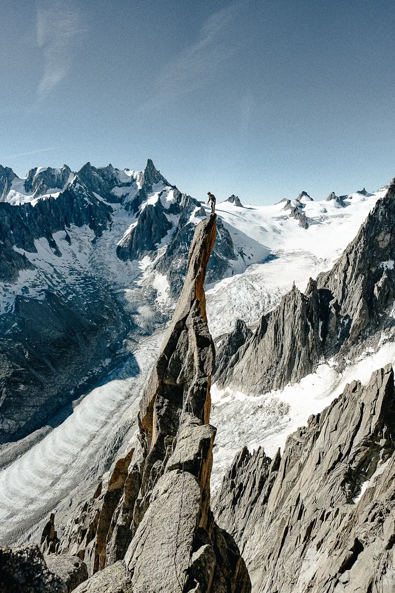 Le photographe Noa Barrau et l'alpiniste Jean Rouaux reproduise le célèbre cliché de Gaston Rebuffat su un gendarme sous l'aiguille du Roc prise par Georges Tairraz en 1953