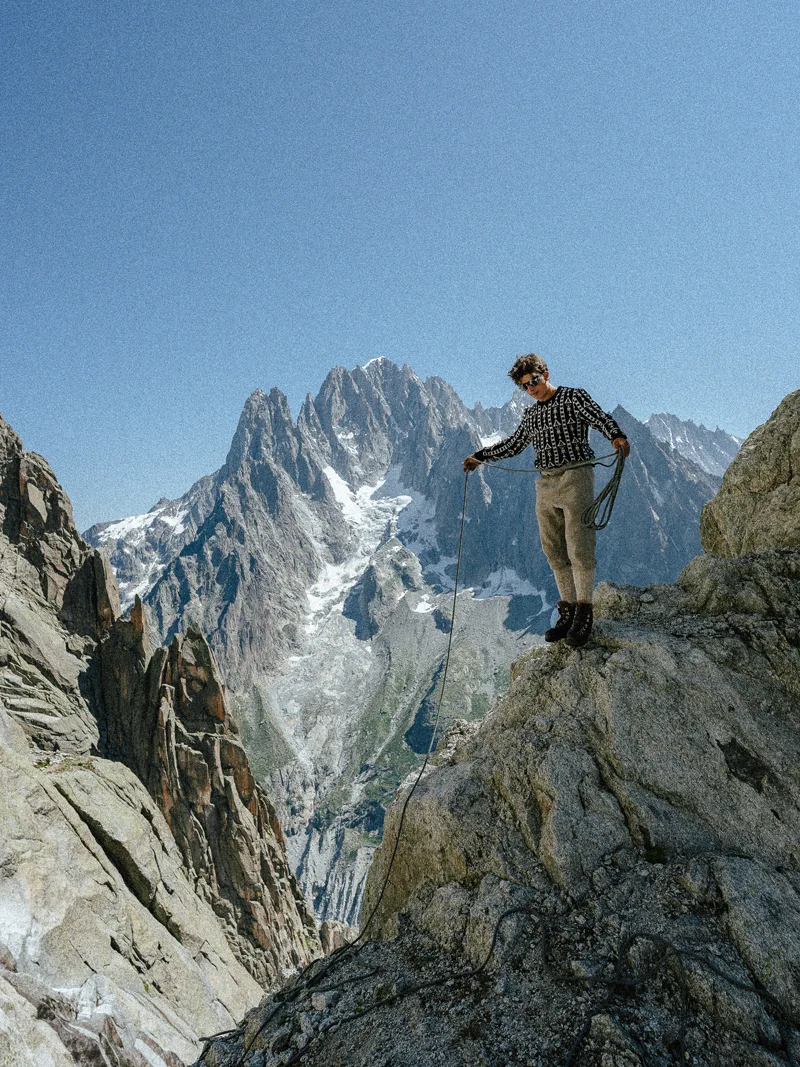Le photographe Noa Barrau et l'alpiniste Jean Rouaux reproduise le célèbre cliché de Gaston Rebuffat su un gendarme sous l'aiguille du Roc prise par Georges Tairraz en 1953