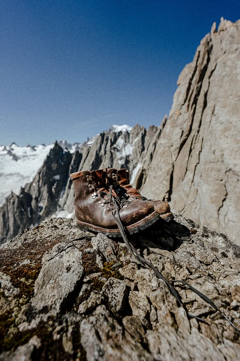 Le photographe Noa Barrau et l'alpiniste Jean Rouaux reproduise le célèbre cliché de Gaston Rebuffat su un gendarme sous l'aiguille du Roc prise par Georges Tairraz en 1953