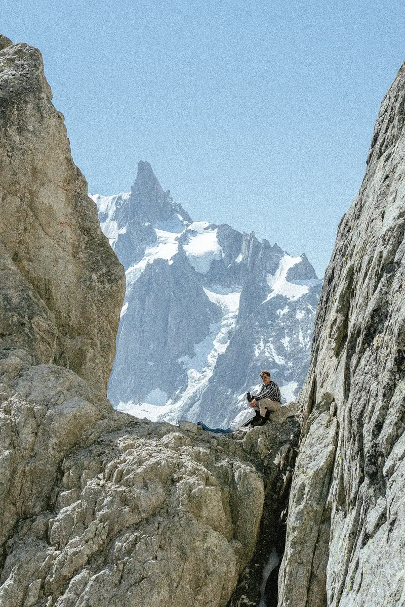 Le photographe Noa Barrau et l'alpiniste Jean Rouaux reproduise le célèbre cliché de Gaston Rebuffat su un gendarme sous l'aiguille du Roc prise par Georges Tairraz en 1953