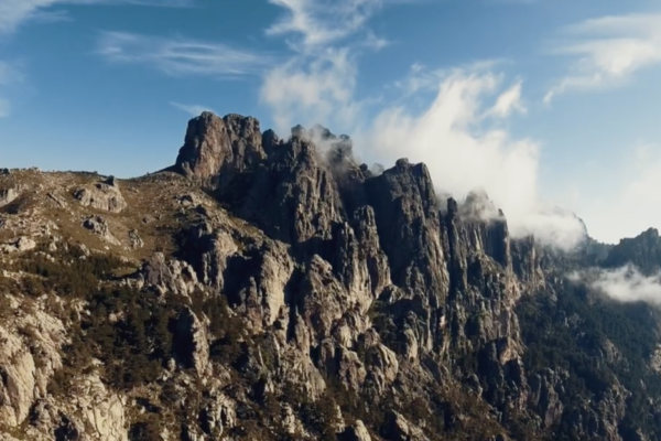 Sur le GR20, la redoutable section des aiguilles de Bavella