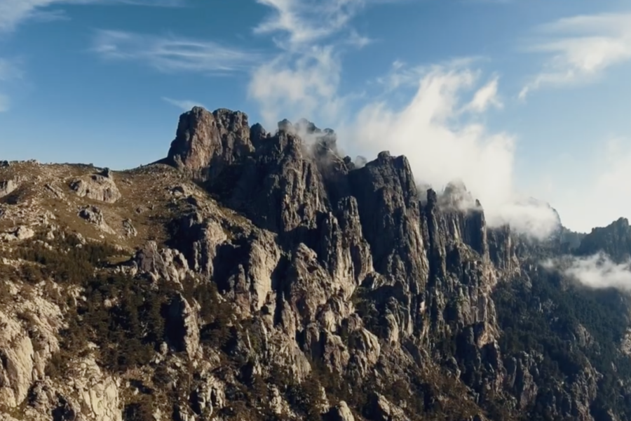 Sur le GR20, la redoutable section des aiguilles de Bavella