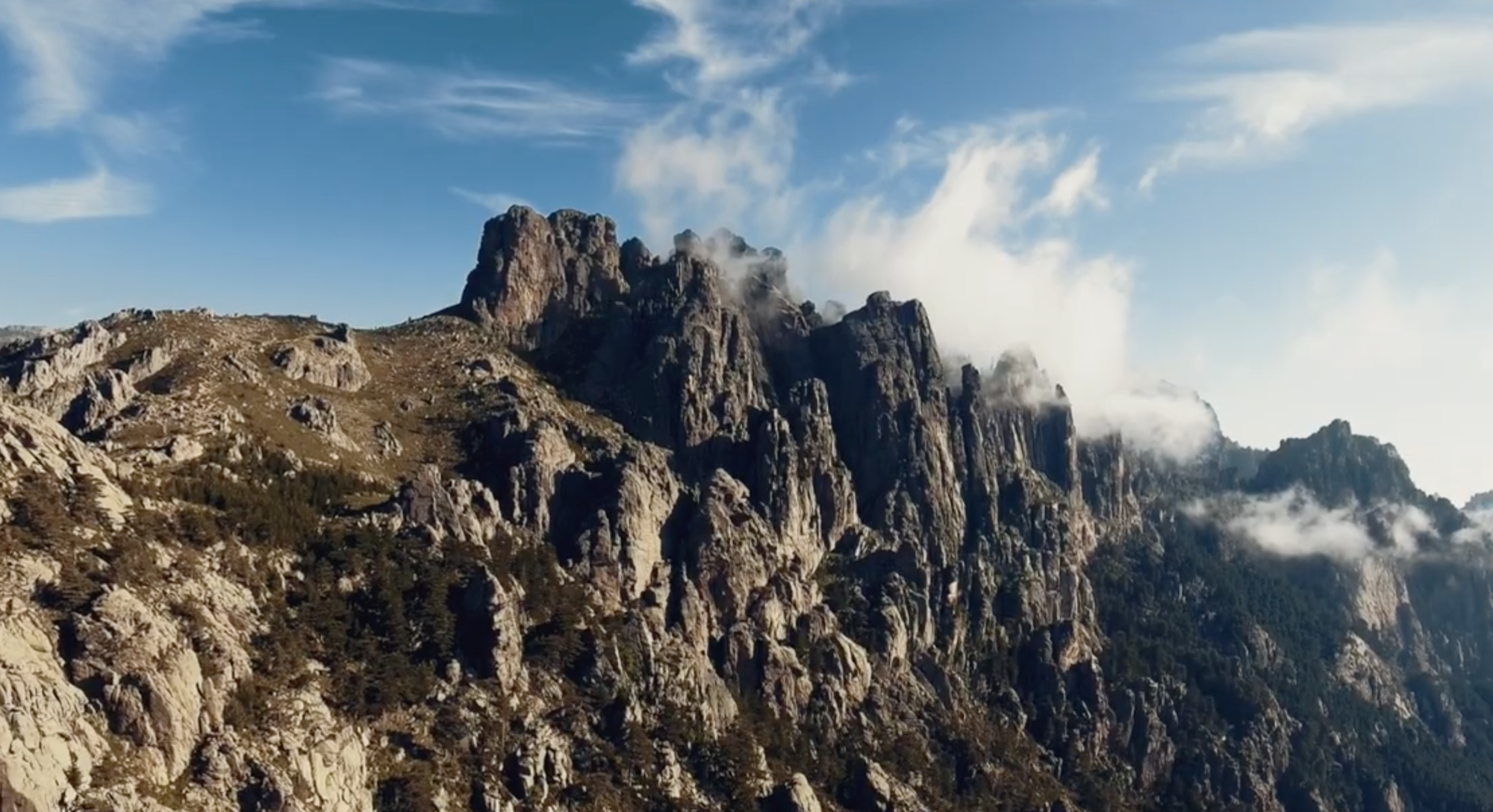 Sur le GR20, la redoutable section des aiguilles de Bavella
