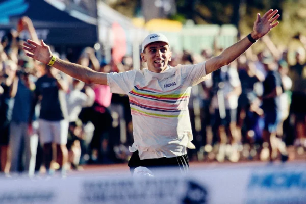 25 juin 2026, Vincent Bouillard remporte la Western States avec un prototype de chaussures Hoka sur lequel il a travaillé en tant qu'ingénieur
