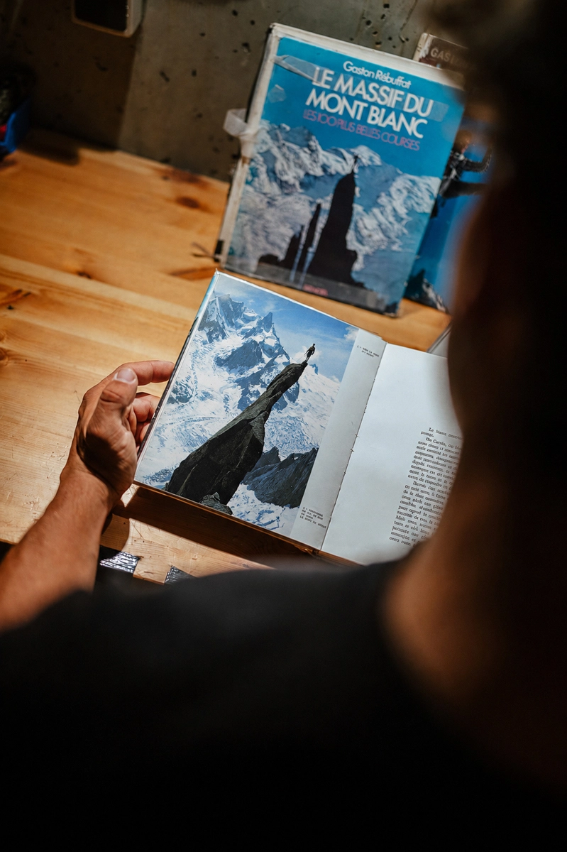 Le photographe Noa Barrau et l'alpiniste Jean Rouaux reproduise le célèbre cliché de Gaston Rebuffat su un gendarme sous l'aiguille du Roc prise par Georges Tairraz en 1953